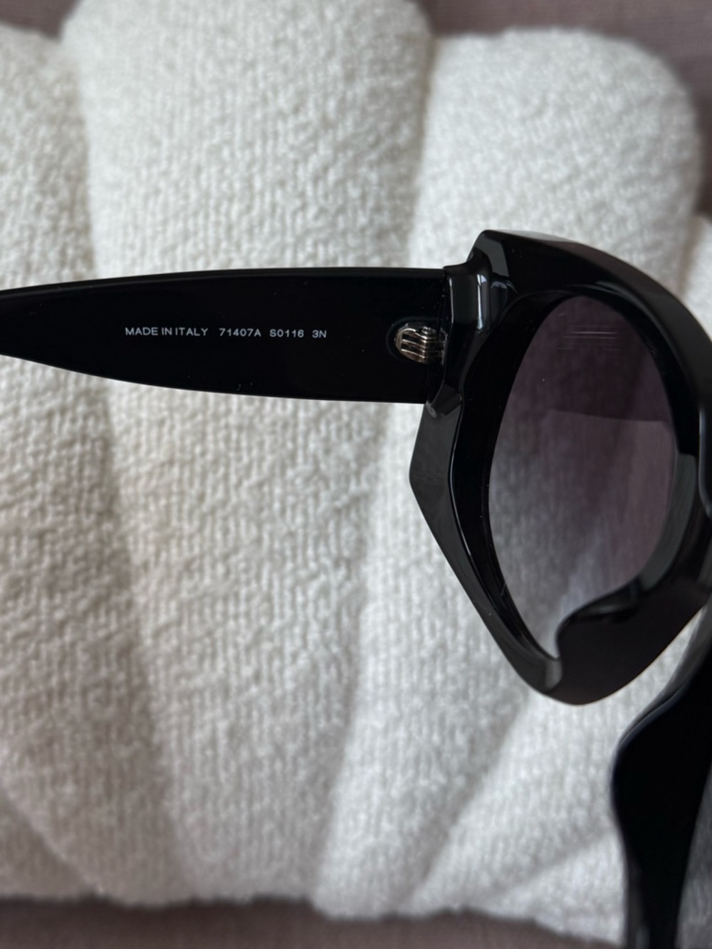 CHANEL Elegant Black Sunglasses - Picture 15 of 15